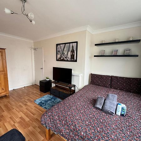 Huge And Affordable 3 Bedroom Flat In Hammersmith For 7 People With Welcome Breakfast ロンドン エクステリア 写真