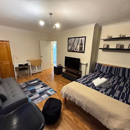 Huge And Affordable 3 Bedroom Flat In Hammersmith For 7 People With Welcome Breakfast ロンドン エクステリア 写真