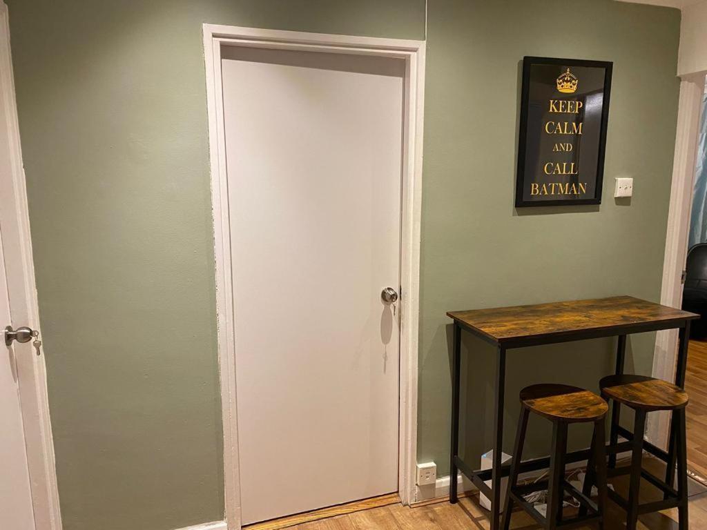 Huge And Affordable 3 Bedroom Flat In Hammersmith For 7 People With Welcome Breakfast ロンドン エクステリア 写真