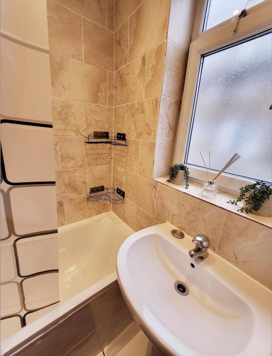 Huge And Affordable 3 Bedroom Flat In Hammersmith For 7 People With Welcome Breakfast ロンドン エクステリア 写真