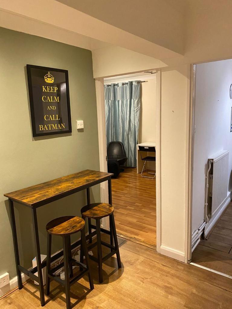 Huge And Affordable 3 Bedroom Flat In Hammersmith For 7 People With Welcome Breakfast ロンドン エクステリア 写真