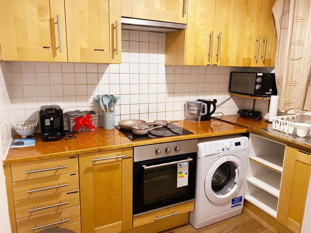 Huge And Affordable 3 Bedroom Flat In Hammersmith For 7 People With Welcome Breakfast ロンドン エクステリア 写真