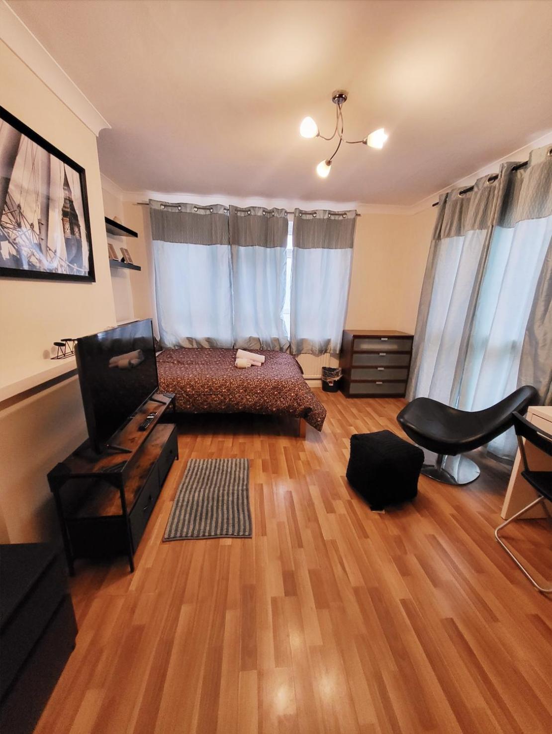 Huge And Affordable 3 Bedroom Flat In Hammersmith For 7 People With Welcome Breakfast ロンドン エクステリア 写真