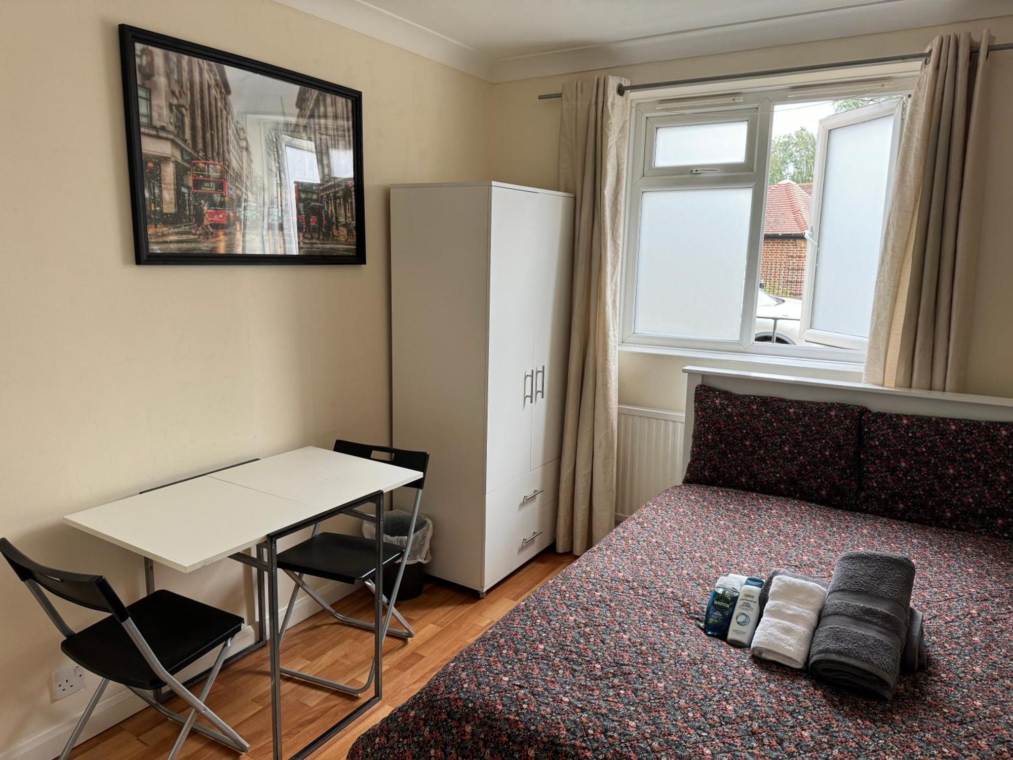 Huge And Affordable 3 Bedroom Flat In Hammersmith For 7 People With Welcome Breakfast ロンドン エクステリア 写真