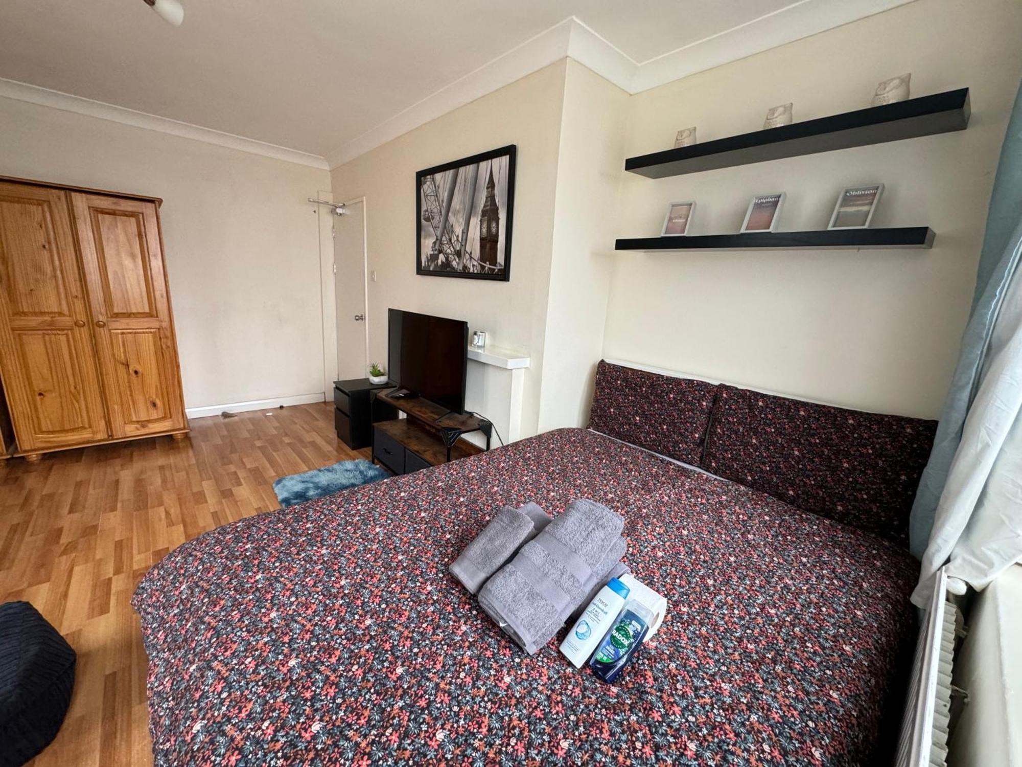 Huge And Affordable 3 Bedroom Flat In Hammersmith For 7 People With Welcome Breakfast ロンドン エクステリア 写真